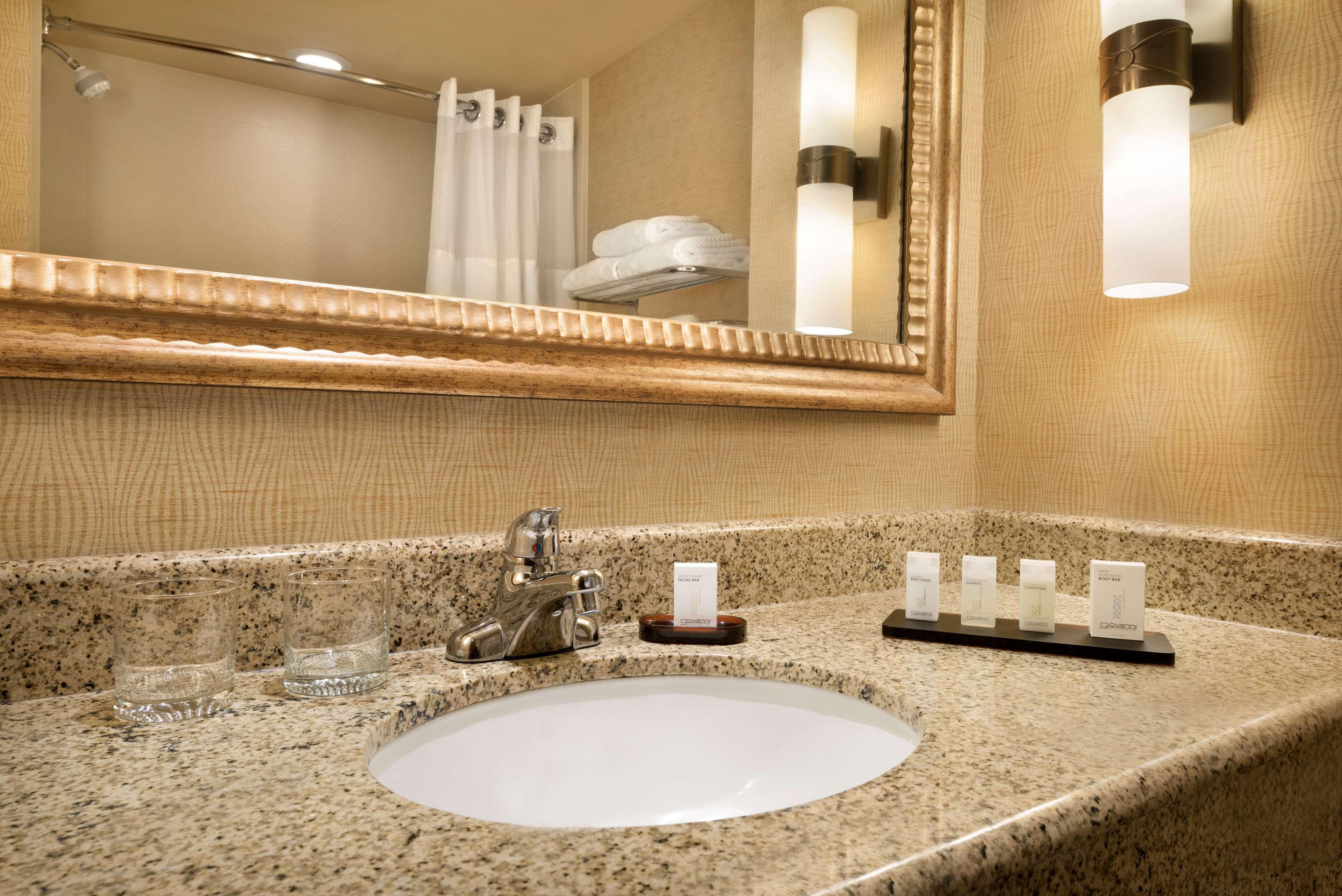 Embassy Suites East Peoria Hotel And Riverfront Conference Center Экстерьер фото