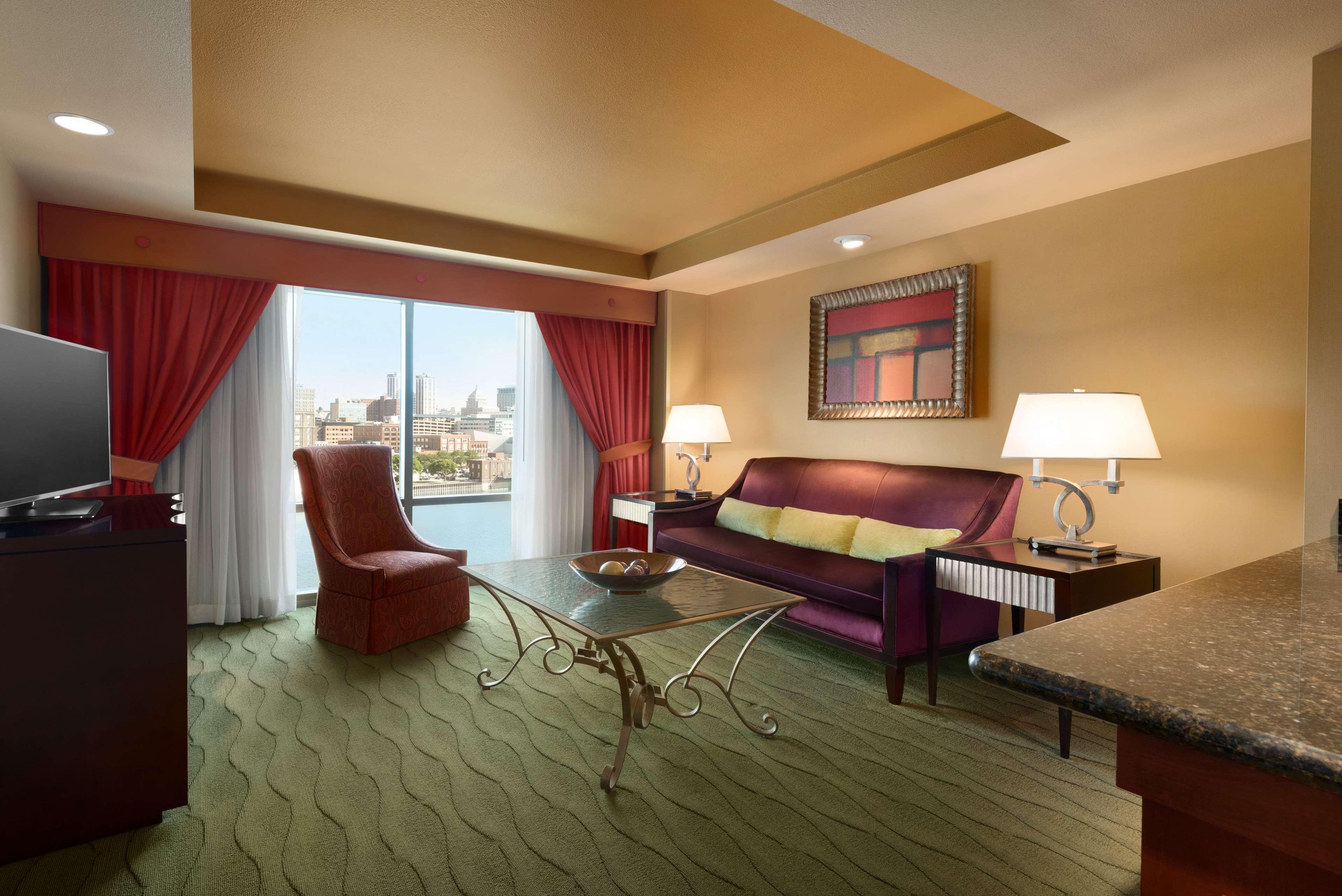 Embassy Suites East Peoria Hotel And Riverfront Conference Center Экстерьер фото