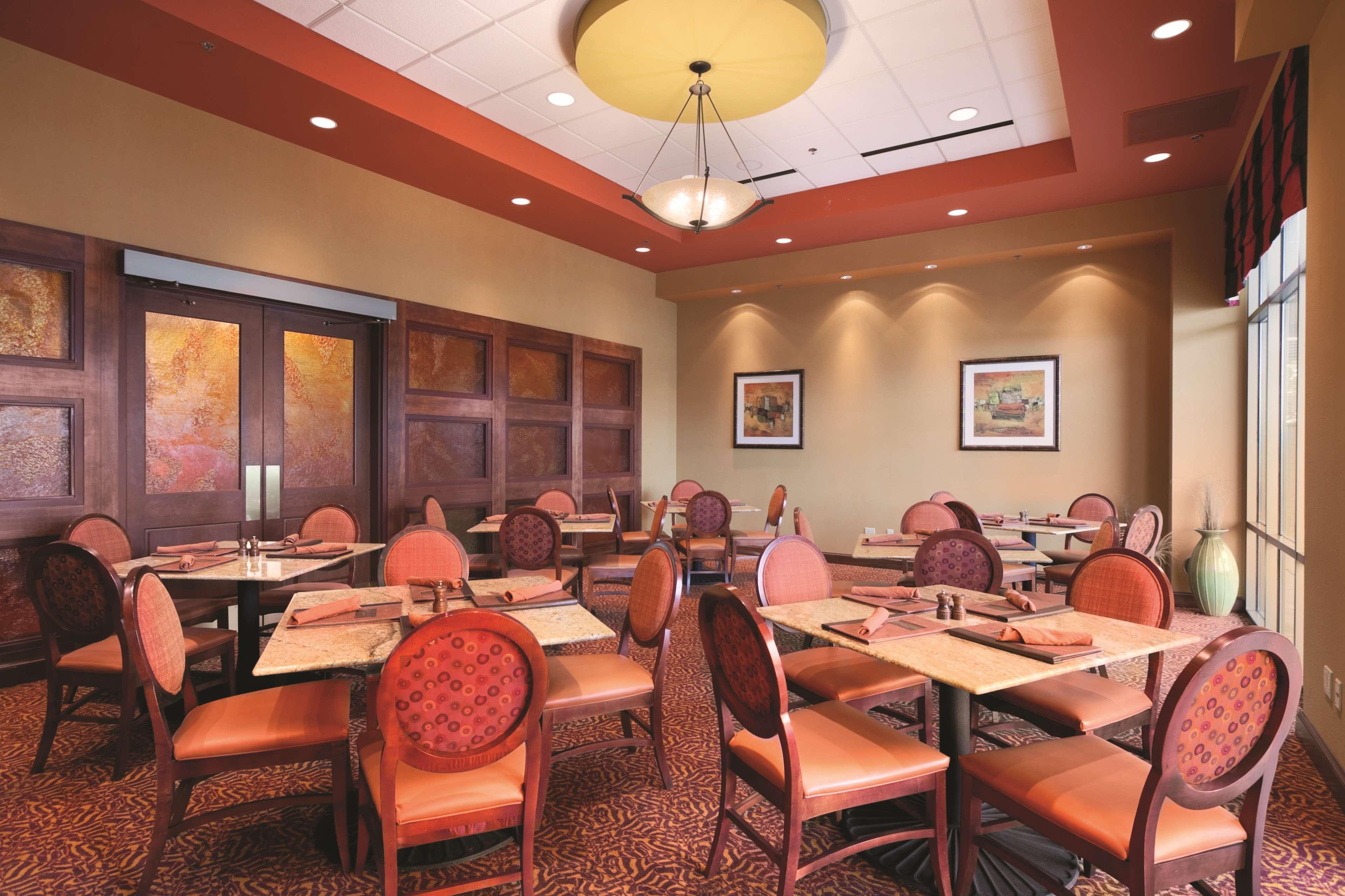 Embassy Suites East Peoria Hotel And Riverfront Conference Center Ресторан фото