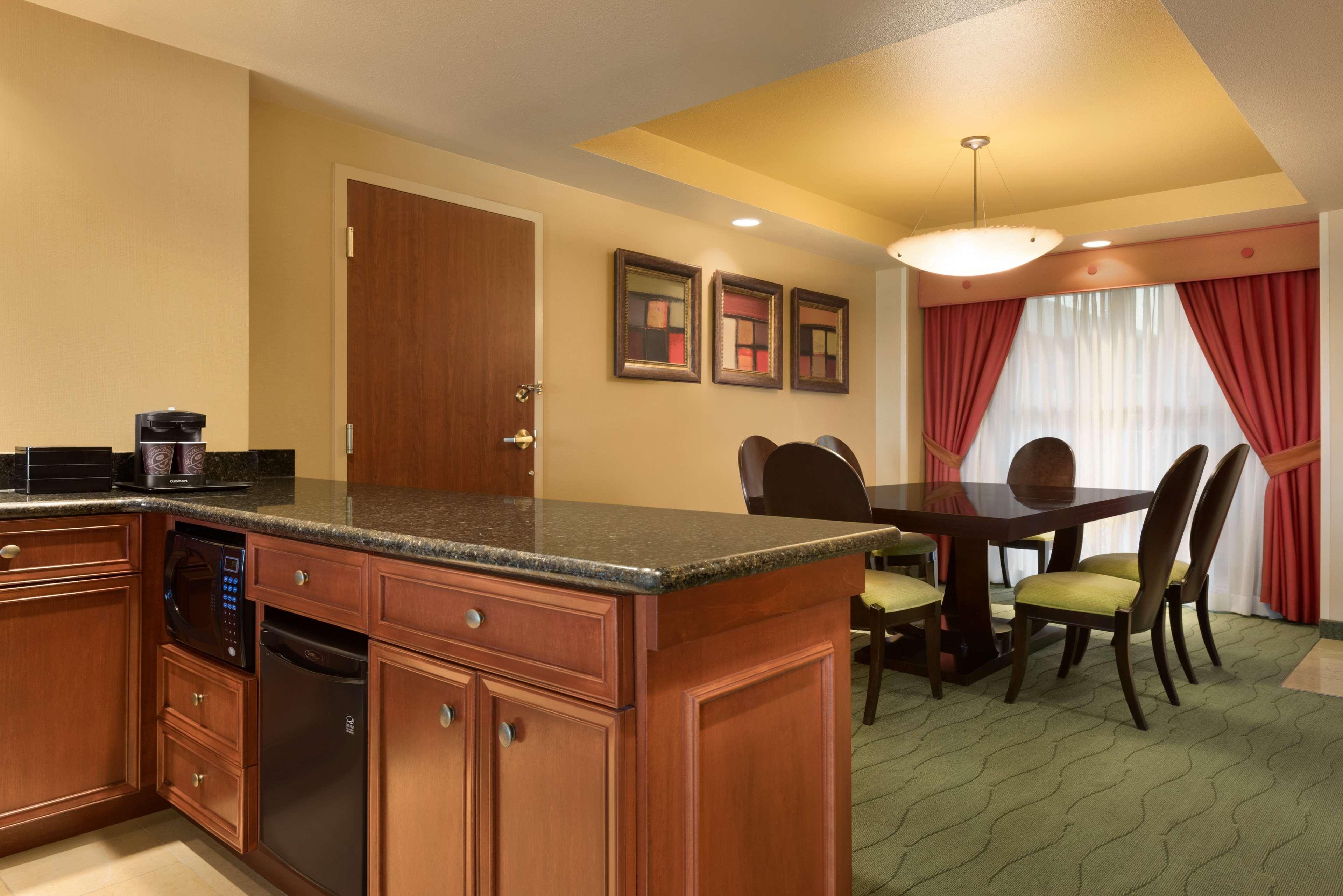 Embassy Suites East Peoria Hotel And Riverfront Conference Center Экстерьер фото