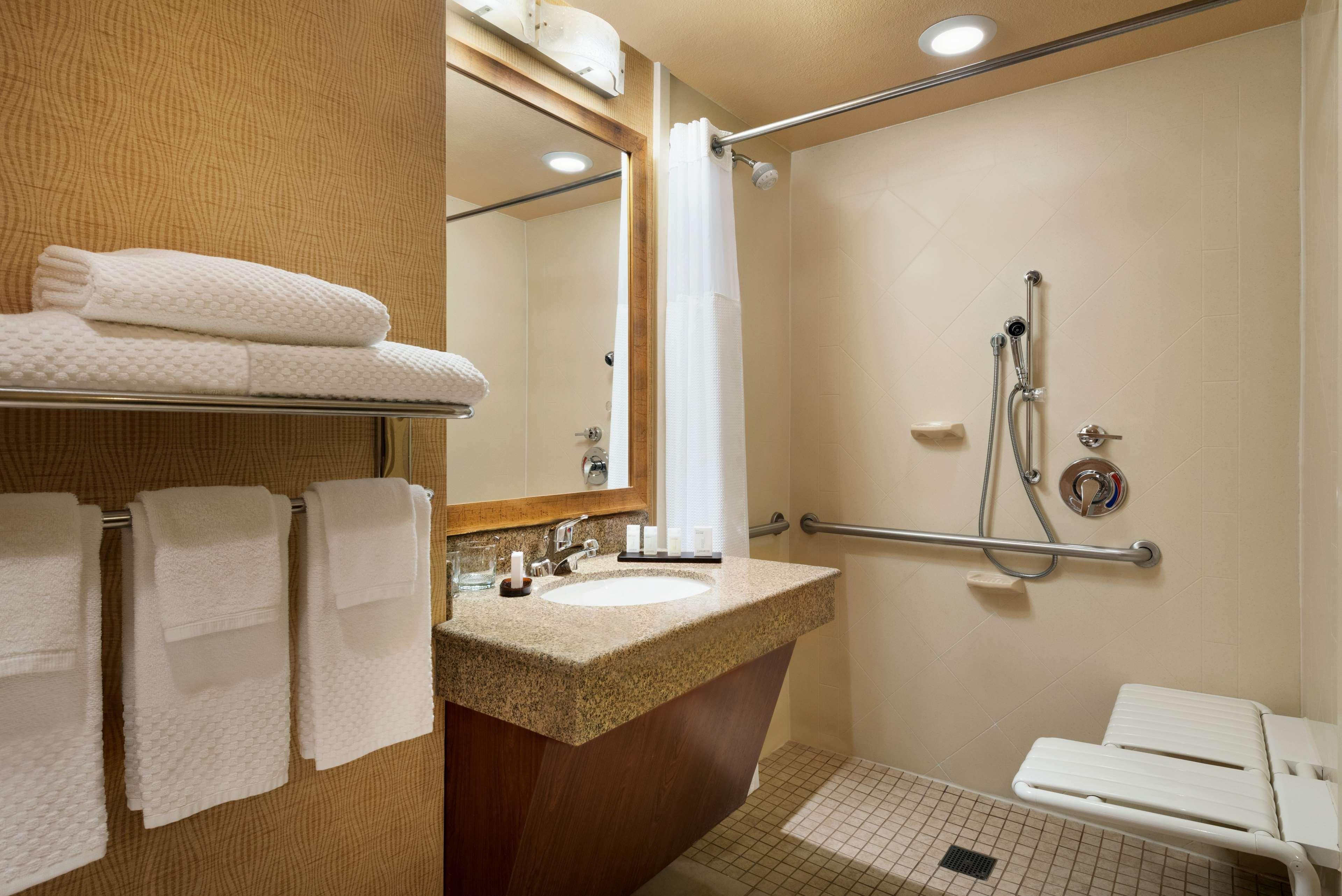 Embassy Suites East Peoria Hotel And Riverfront Conference Center Экстерьер фото