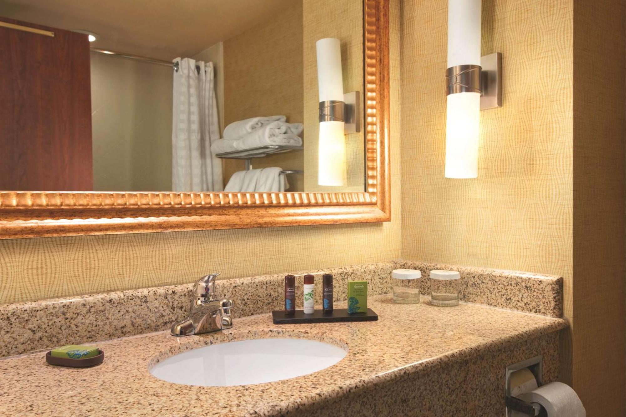 Embassy Suites East Peoria Hotel And Riverfront Conference Center Экстерьер фото